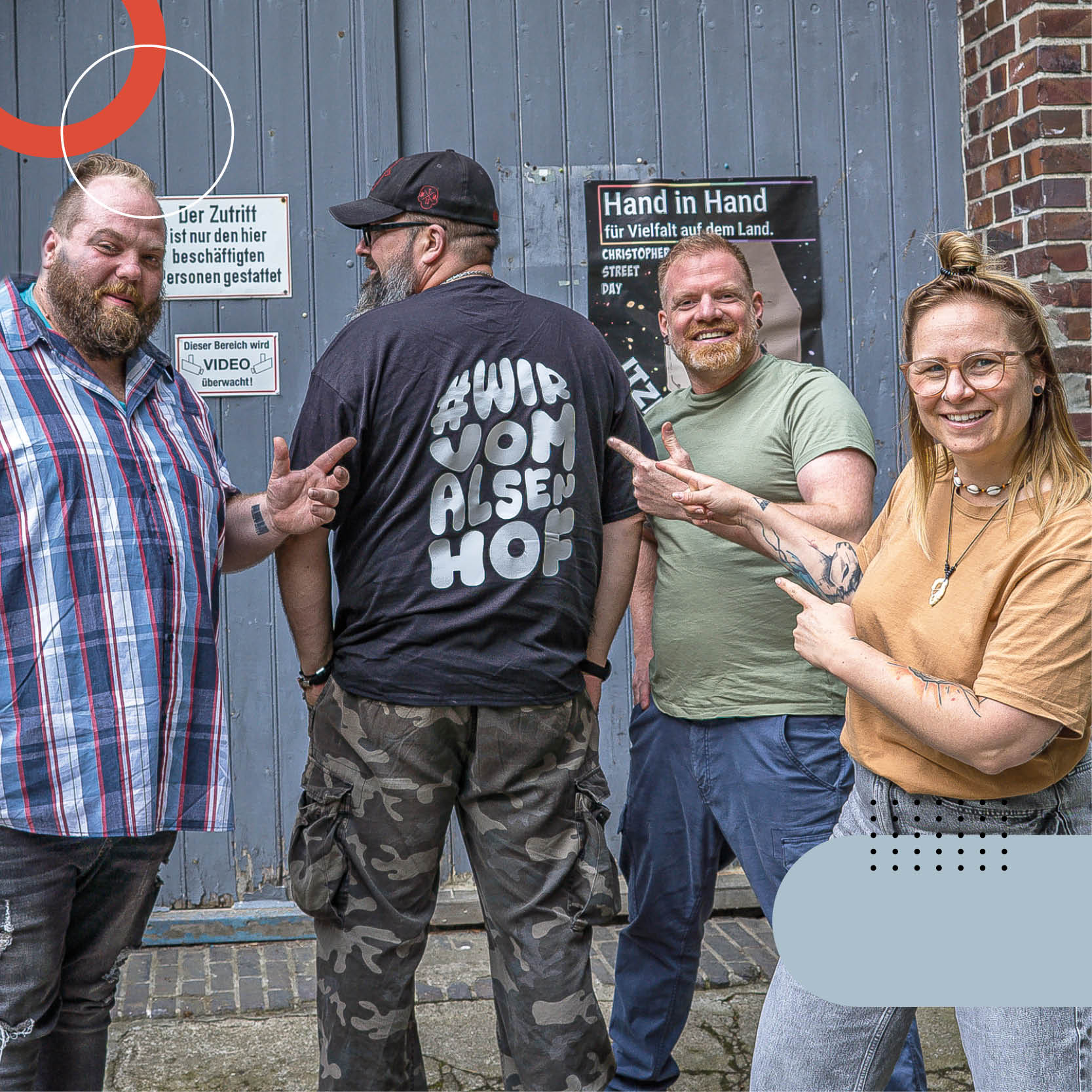 Alsenhof Mission, Teambild vor dem Torbogen. Jan, Heiko und Anne zeigen auf Daniels Rücken it dem Aufdruck hashtag wirvomalsenhof
Alsenhof Tshirtdruck