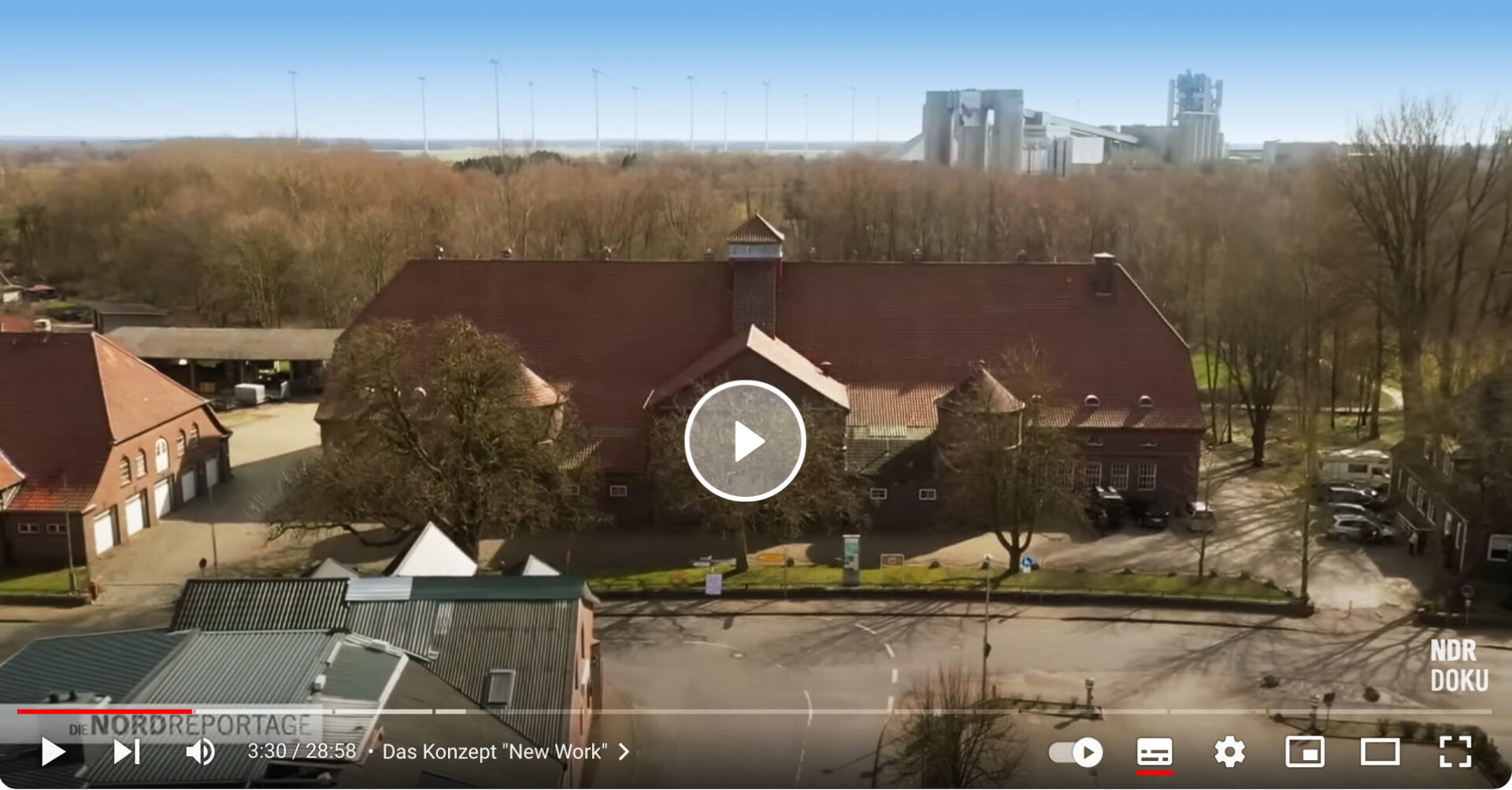 Alsenhof Kreativzentrum Drohnenaufnahme von der Coworking und Eventhalle mit Blick auf den Haupteingang Straßenseite. NDR NordReportage von Juni 2023. New Work Eine neue Arbeitswelt in Schleswig-Holstein