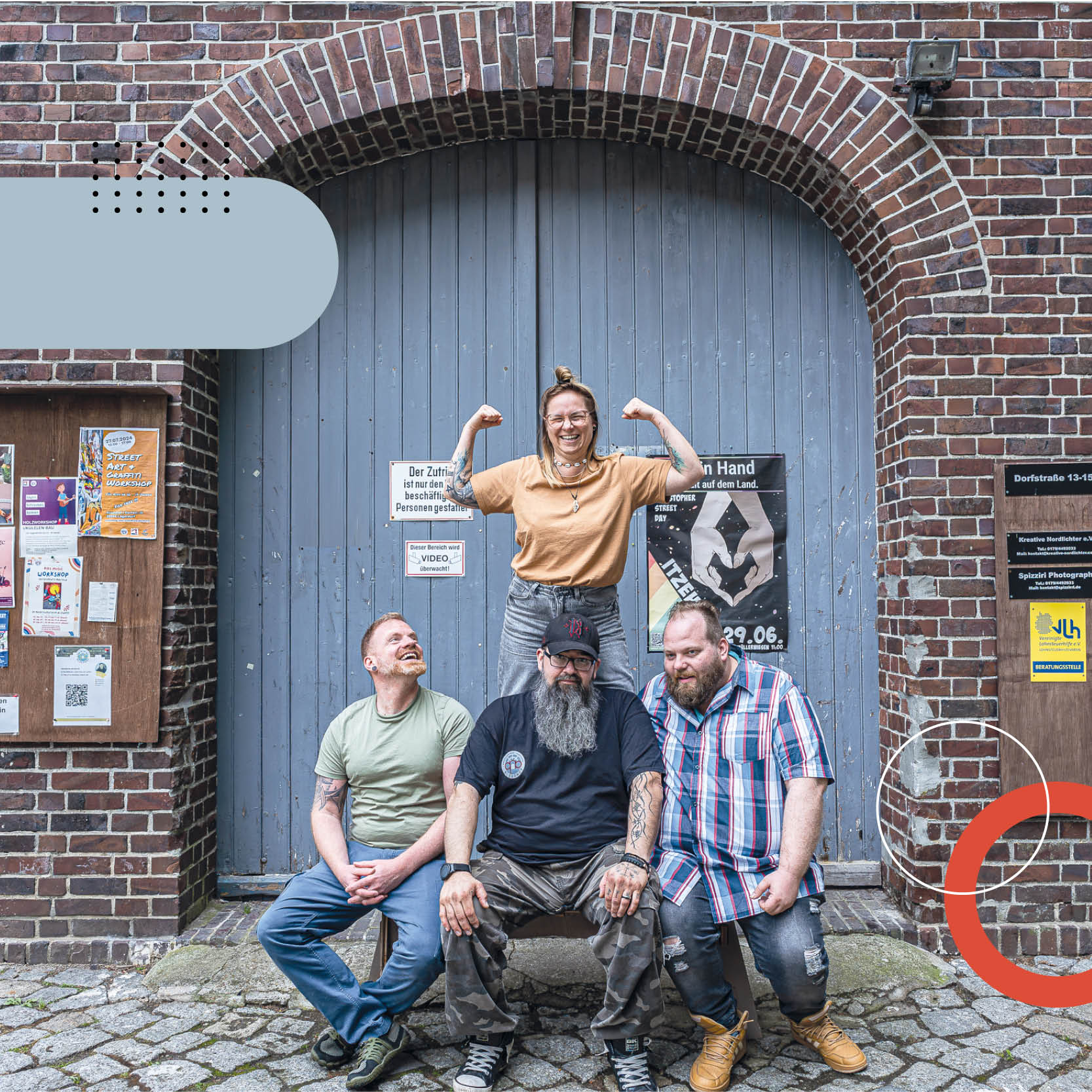 Alsenhof ein Ort der stetigen Entwicklung. Teambild vor dem Alsenhof Torbogen. Heiko, Daniel und Jan sitzen auf der Bank und Anne steht hinter Daniel und macht eine Heldenpose