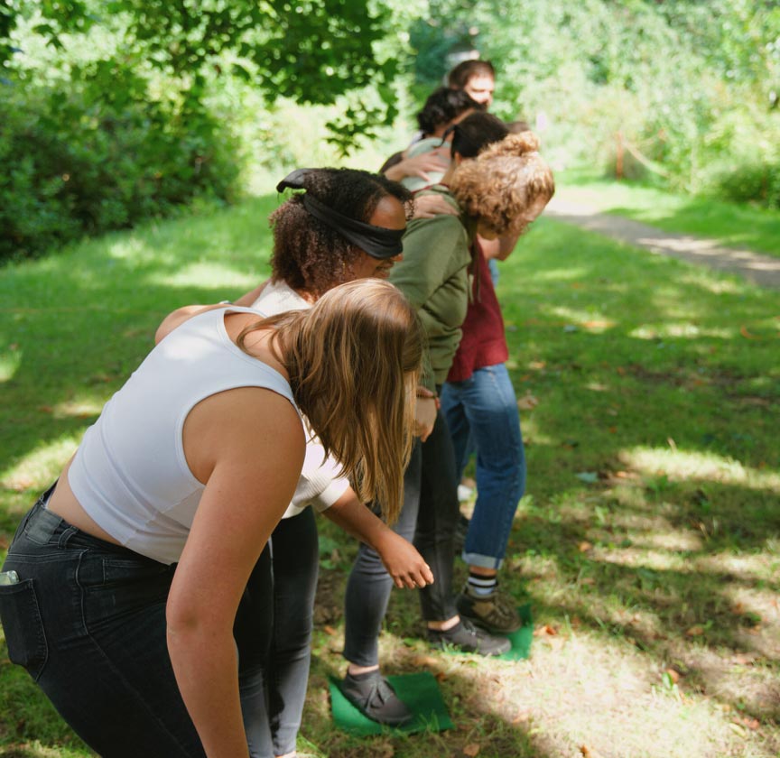 bunteslernen-mit-jessy-meier-am-alsenhof-outdoor-teamtraining-vertrauen-schaffen